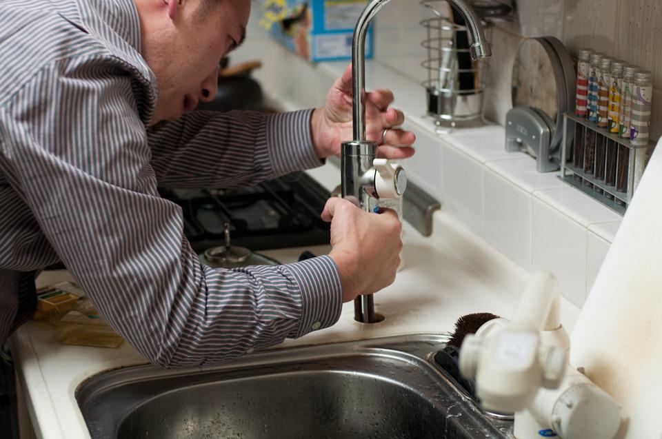 Comment déboucher un lavabo ou un évier